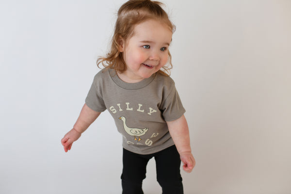 SILLY GOOSE KIDS' TEE | STONE