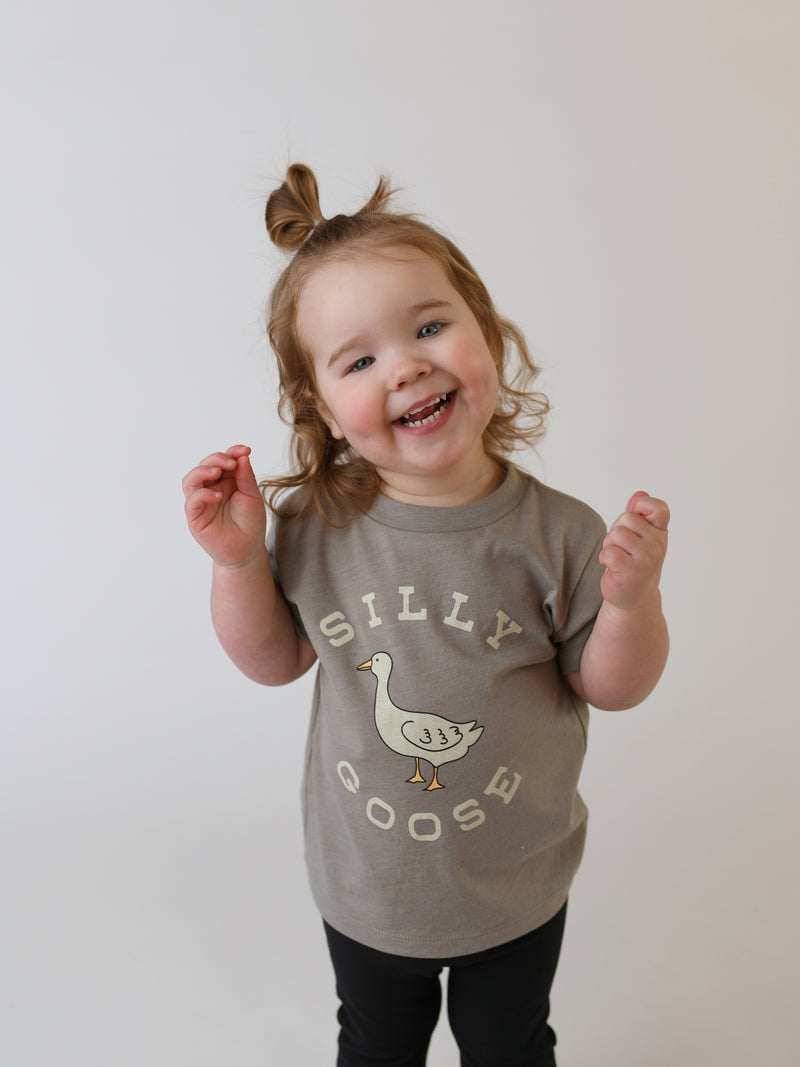 SILLY GOOSE KIDS' TEE | STONE