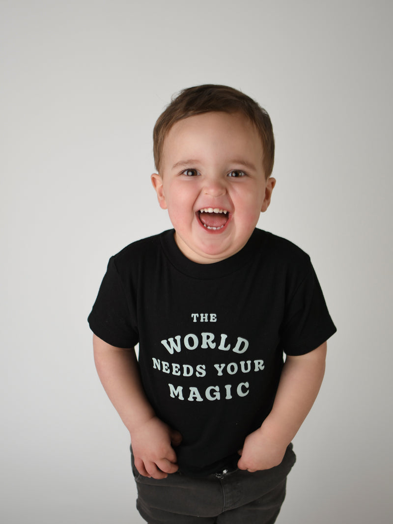 THE WORLD NEEDS YOUR MAGIC TEE KIDS & – Folk BLACK IN Storied